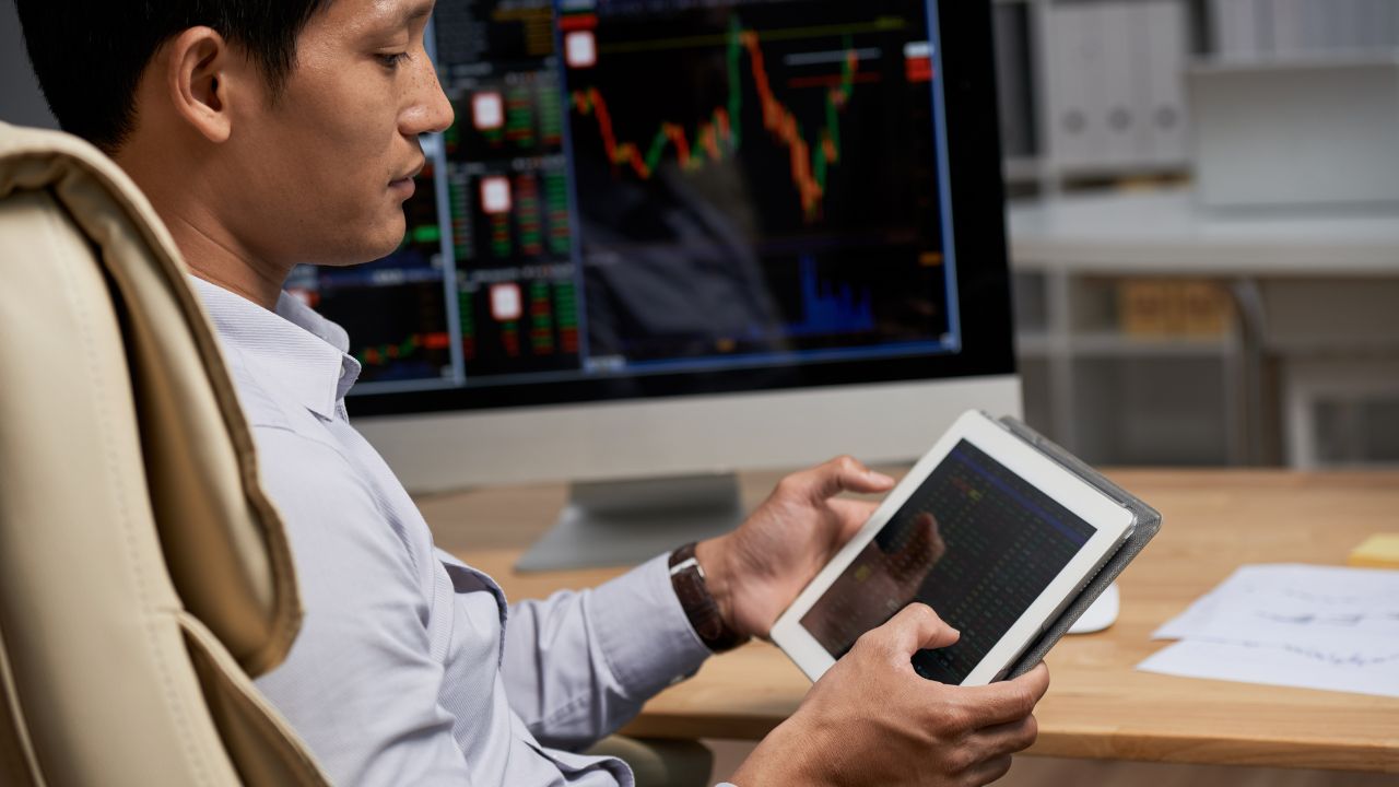 Saham perbankan - FNA COVER ARTIKEL