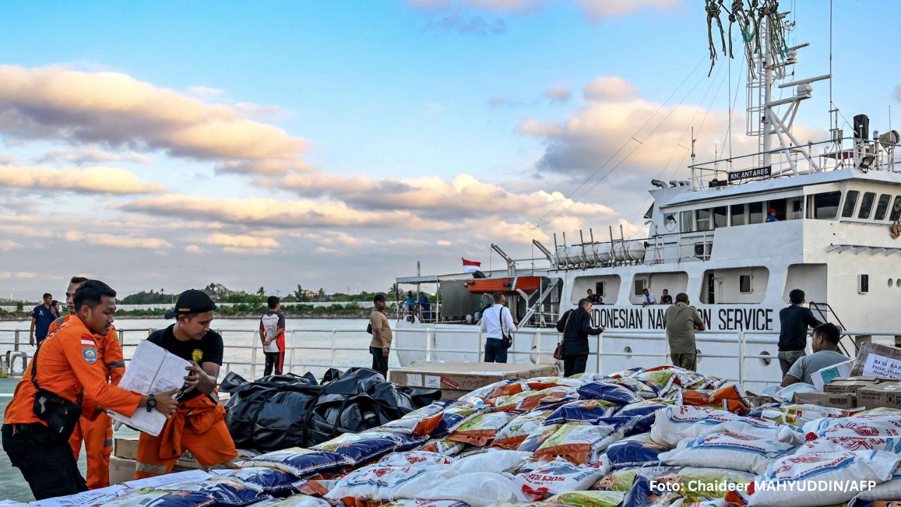 Bantuan Banjir - FNA COVER ARTIKEL