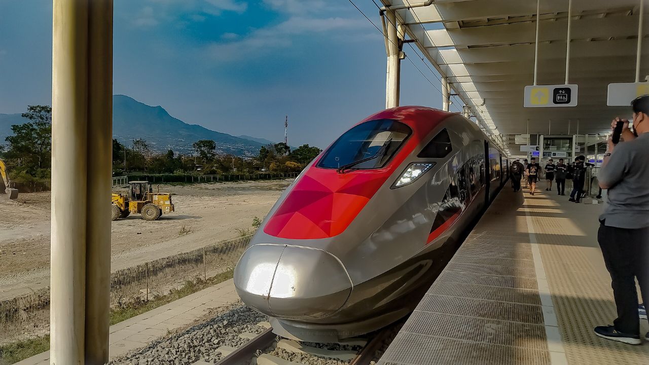 Ilustrasi Kereta Whoosh - Cover FNA