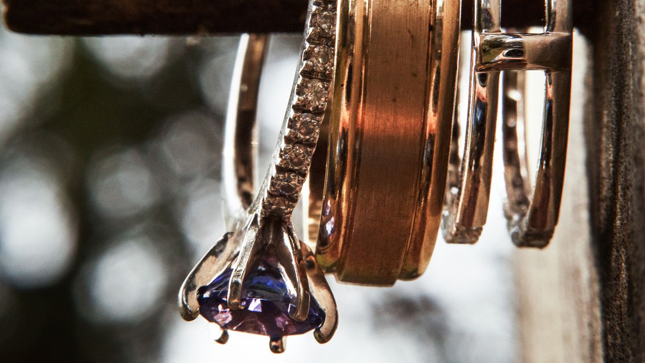 Perbedaan Emas Muda dan Emas Tua - FNA COVER ARTIKEL